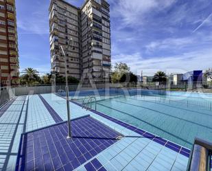 Piscina de Pis en venda en Laredo amb Terrassa