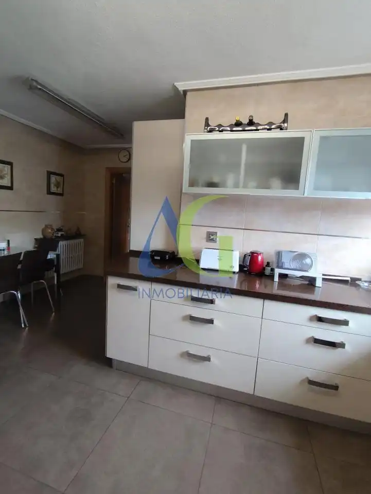 Cuina de Casa o xalet en venda en Villaquilambre amb Calefacció, Jardí privat i Parquet