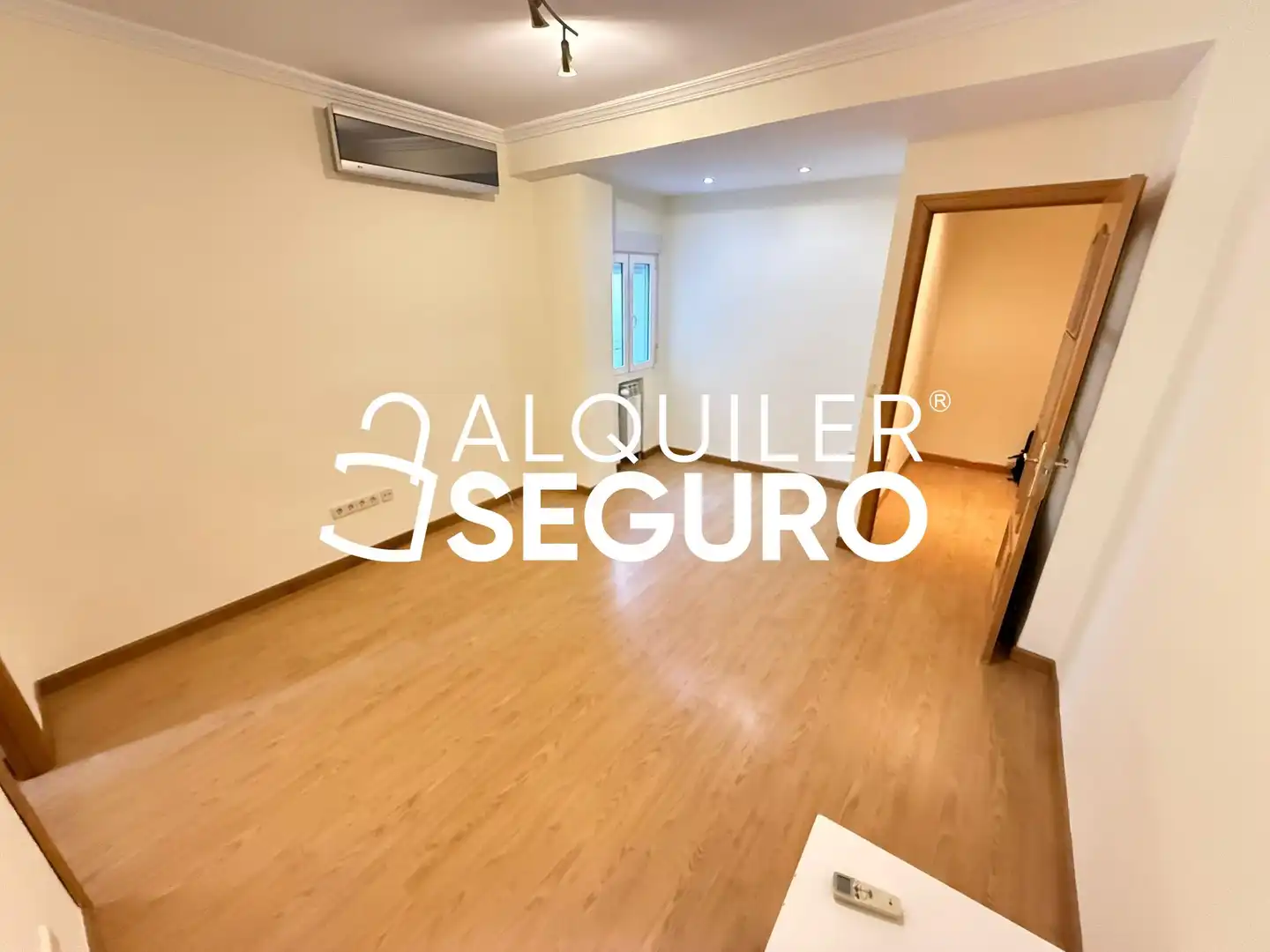 Flat for rent in Madrid  with Air Conditioner and Heating
