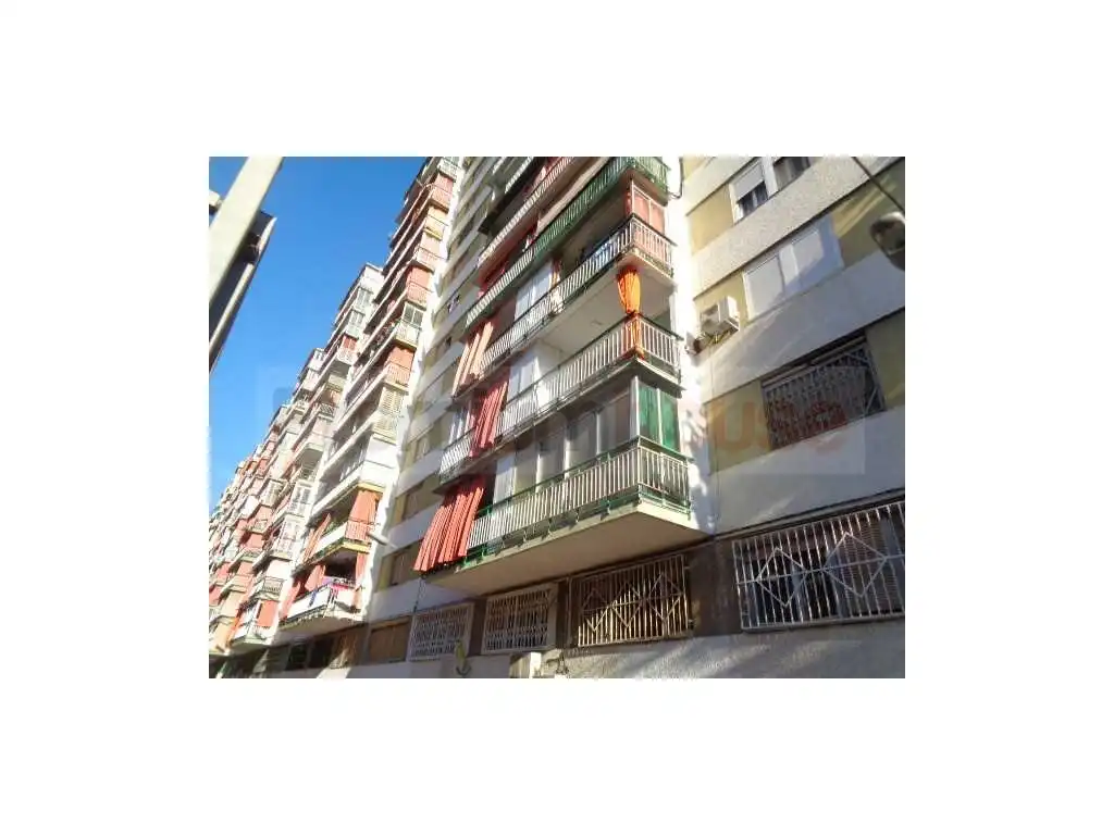 Vista exterior de Piso en venta en L'Hospitalet de Llobregat