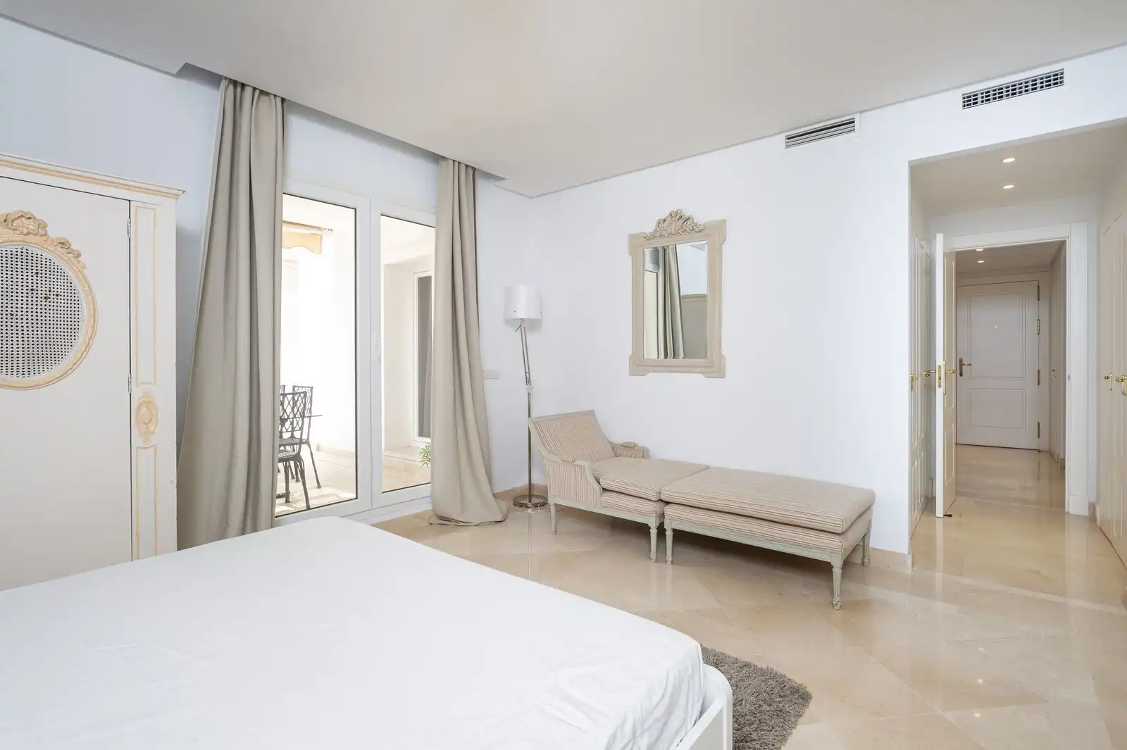 Schlafzimmer von Wohnungen zum Verkauf in Marbella mit Terrasse, Möbliert und Gemeinschaftspool