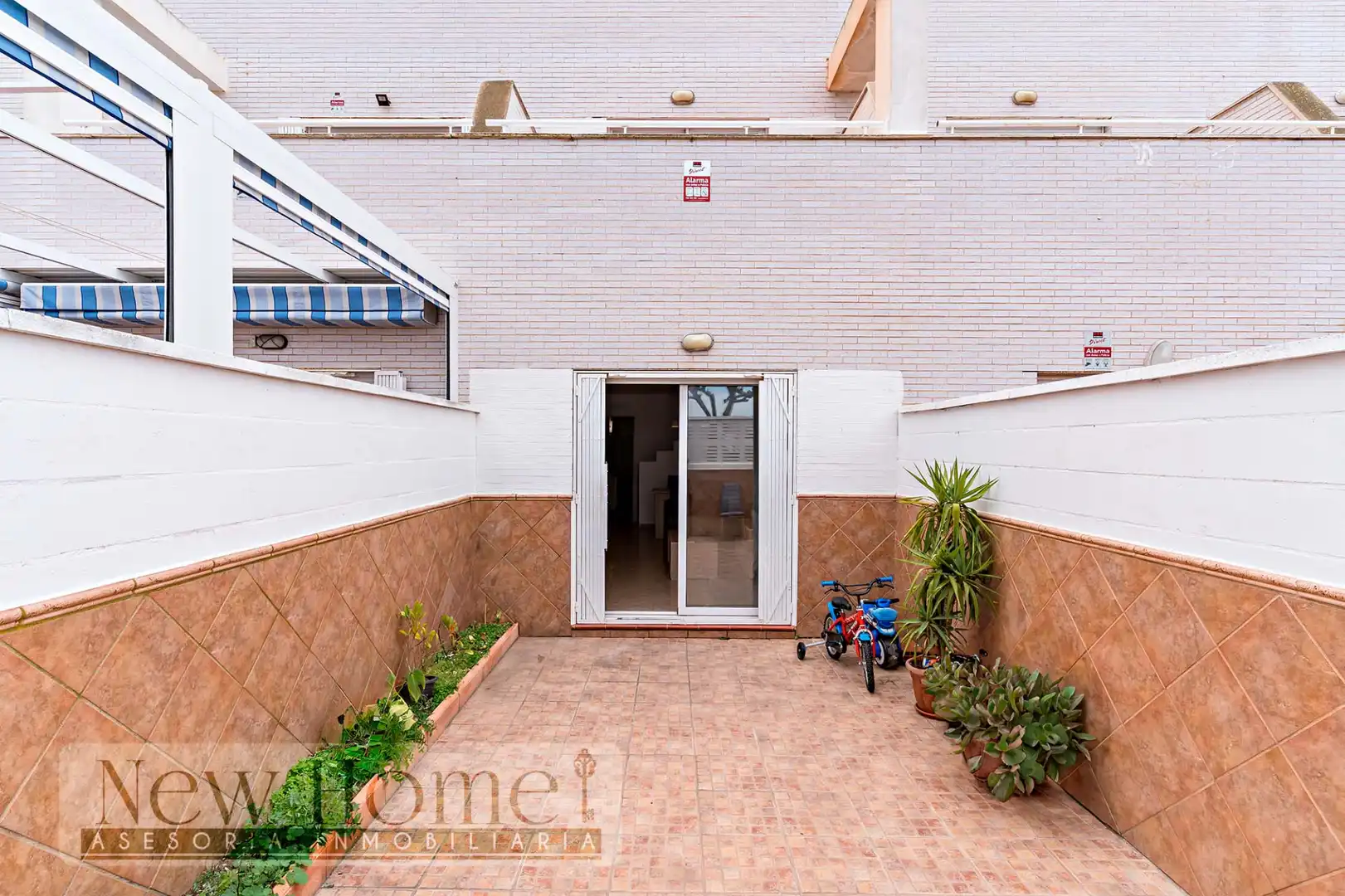 Exterior view of Duplexes for sale in Roquetas de Mar  with Terrace and Community pool