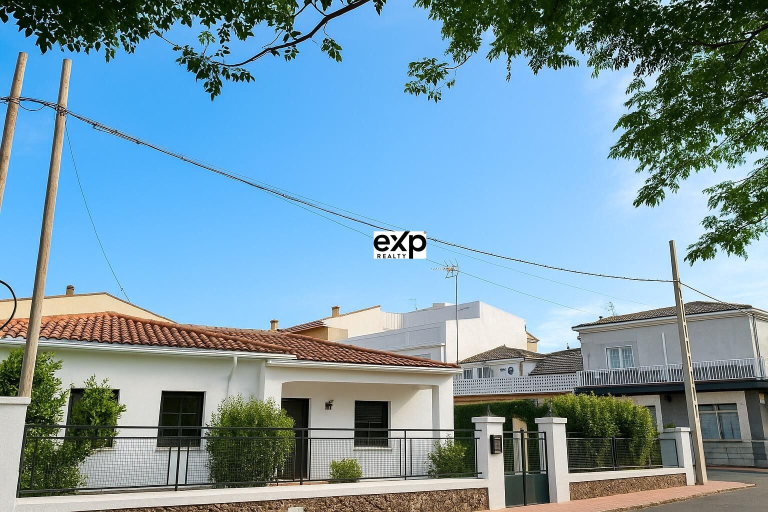 Vista exterior de Casa o xalet en venda en Madroñera amb Aire condicionat, Jardí privat i Terrassa
