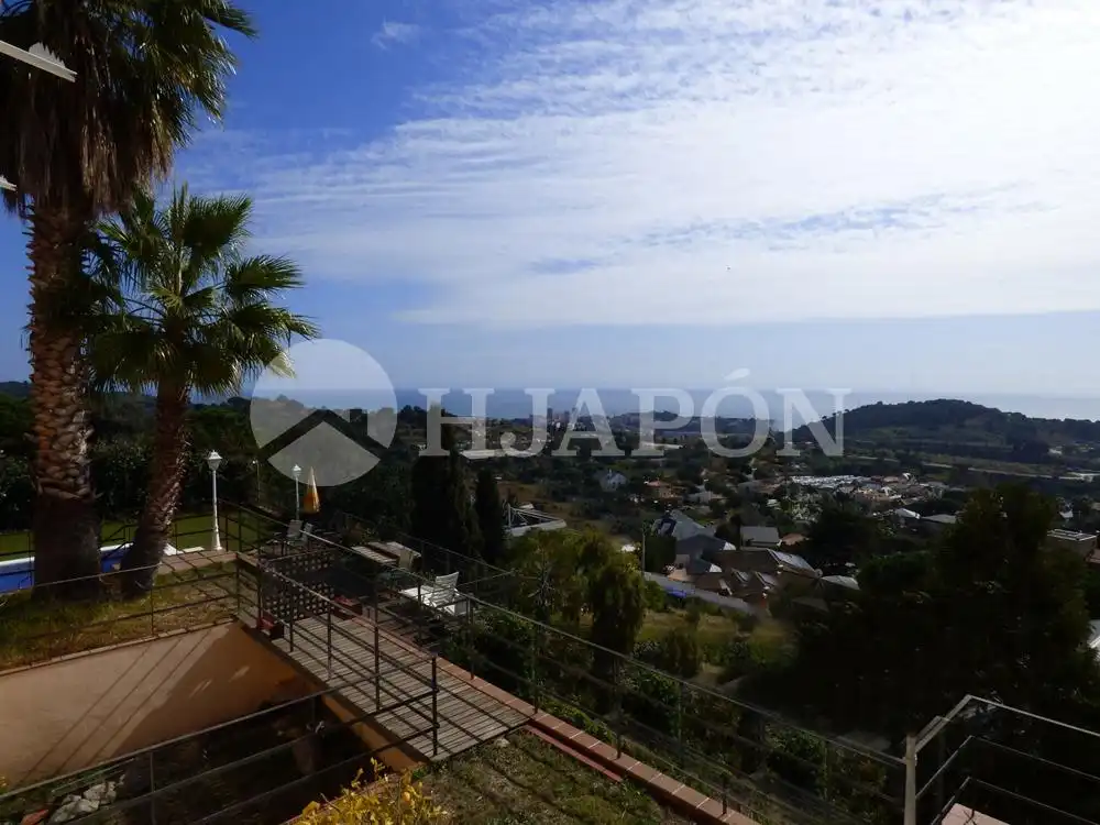 Vista exterior de Casa o chalet en venta en Badalona con Aire acondicionado, Jardín privado y Terraza