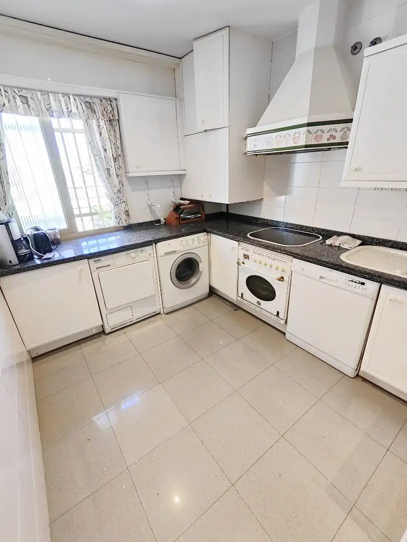 Küche von Wohnung zum Verkauf in Sevilla mit Klimaanlage, Terrasse und Gemeinschaftspool