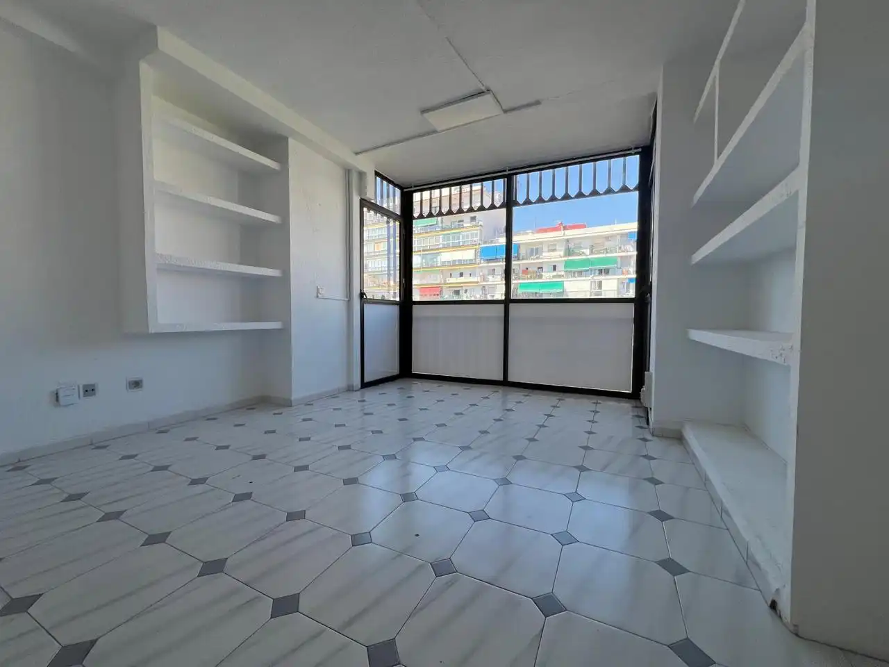 Office for rent in Fuengirola  with Air Conditioner