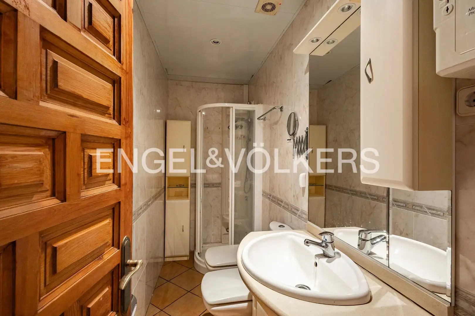 Badezimmer von Einfamilien-Reihenhaus zum Verkauf in Barcelona mit Klimaanlage, Heizung und Privatgarten
