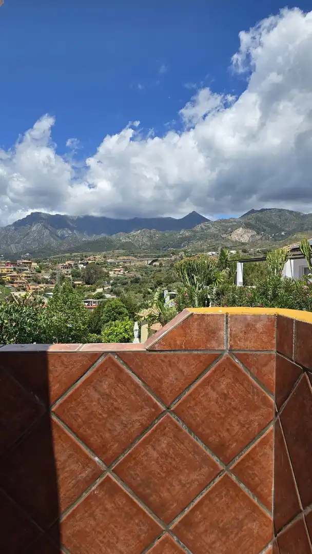 Vista exterior de Casa adosada en venda en Marbella amb Jardí privat, Terrassa i Traster