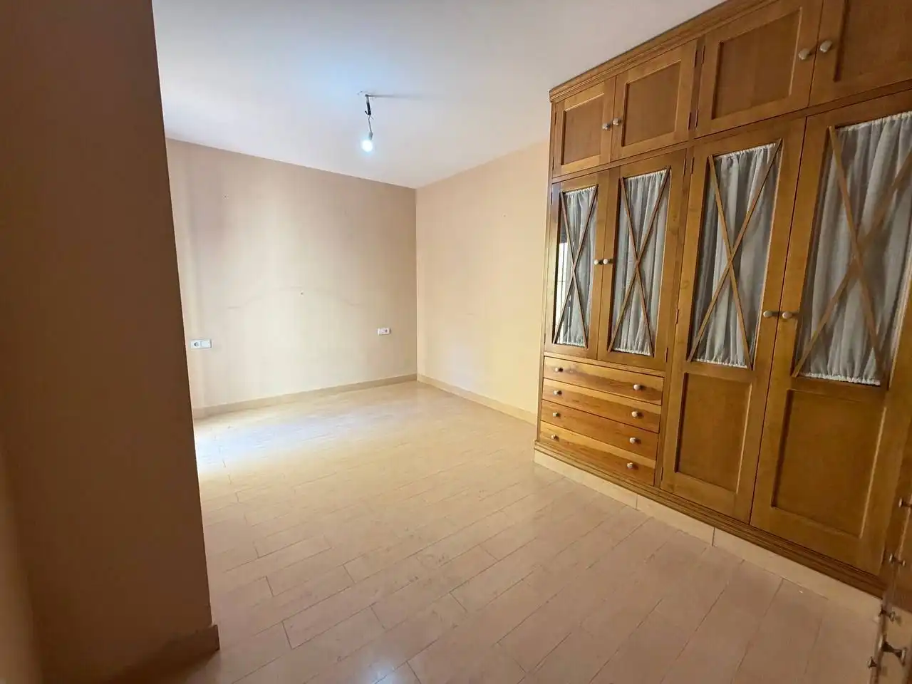 Habitación de Casa adosada en venta en Bormujos con Alarma