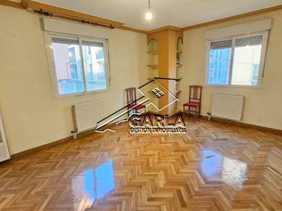 Living room of Flat for sale in Salamanca Capital  with Balcony