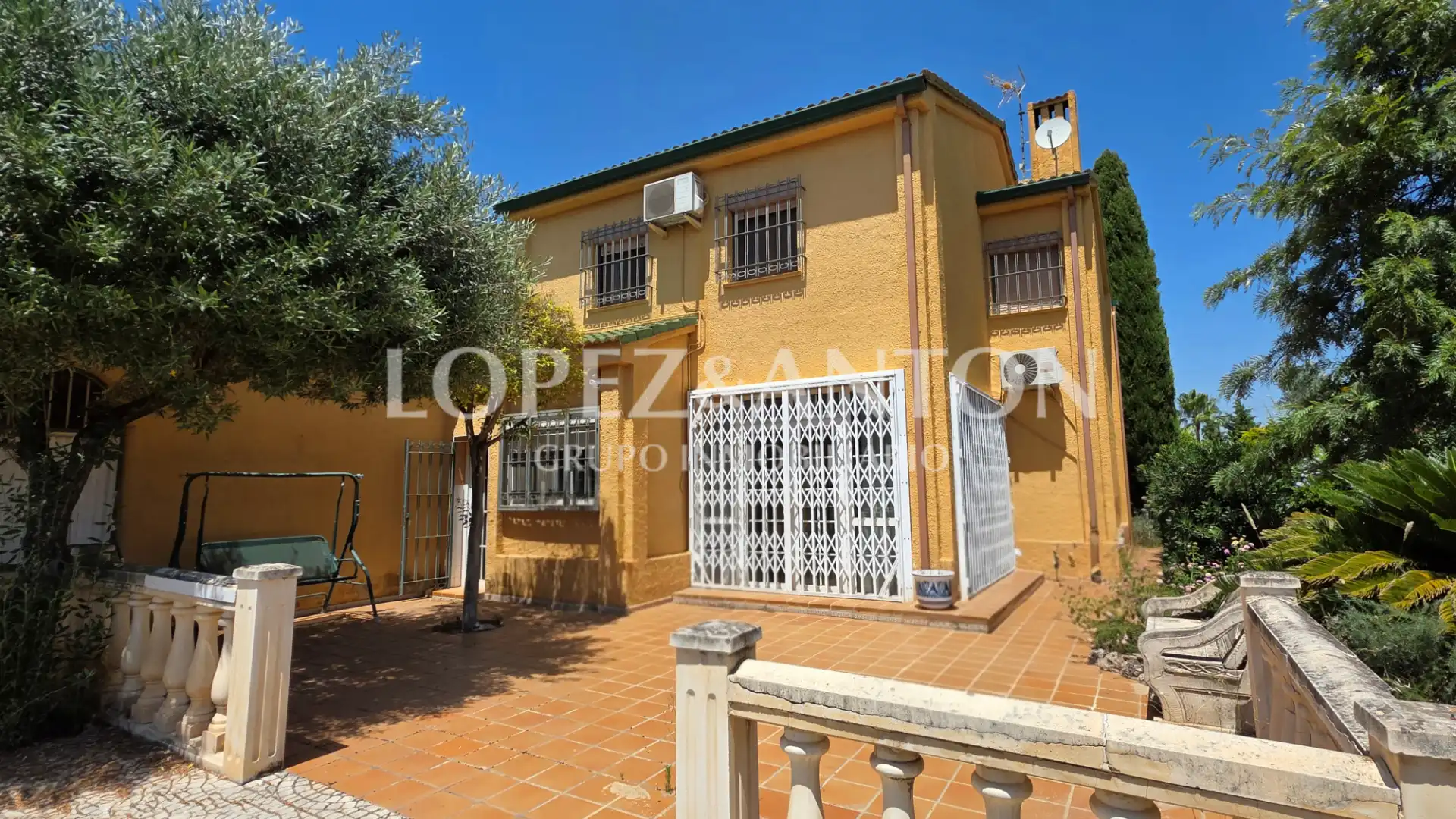 Vista exterior de Casa o chalet en venta en San Antonio de Benagéber con Aire acondicionado, Calefacción y Jardín privado