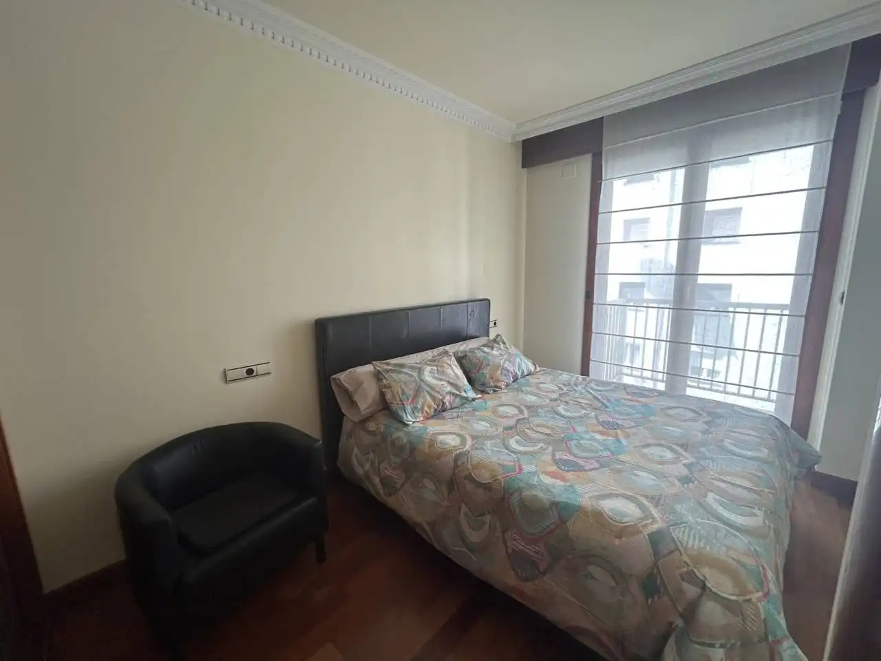 Dormitori de Apartament en venda en Oviedo  amb Calefacció, Parquet i Moblat