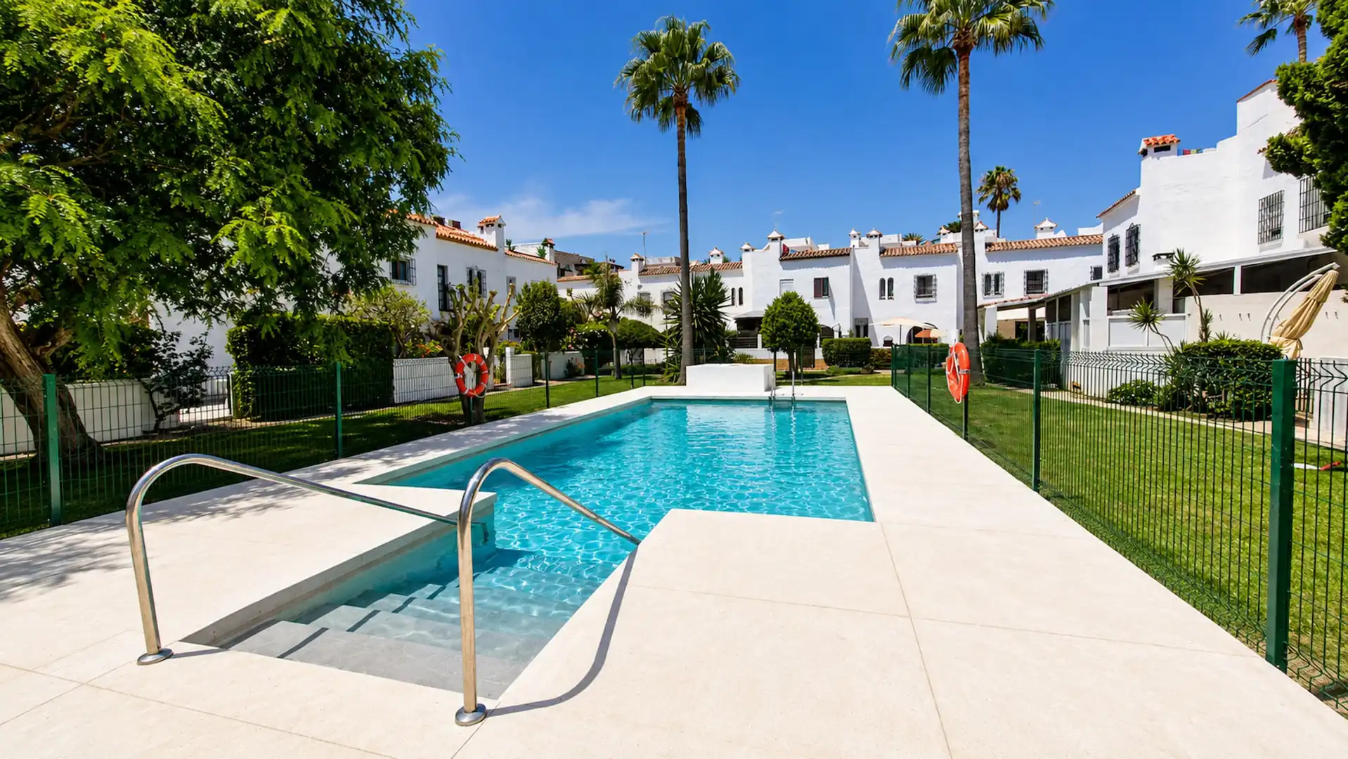 Piscina de Casa adosada en venda en Casares amb Jardí privat, Terrassa i Traster