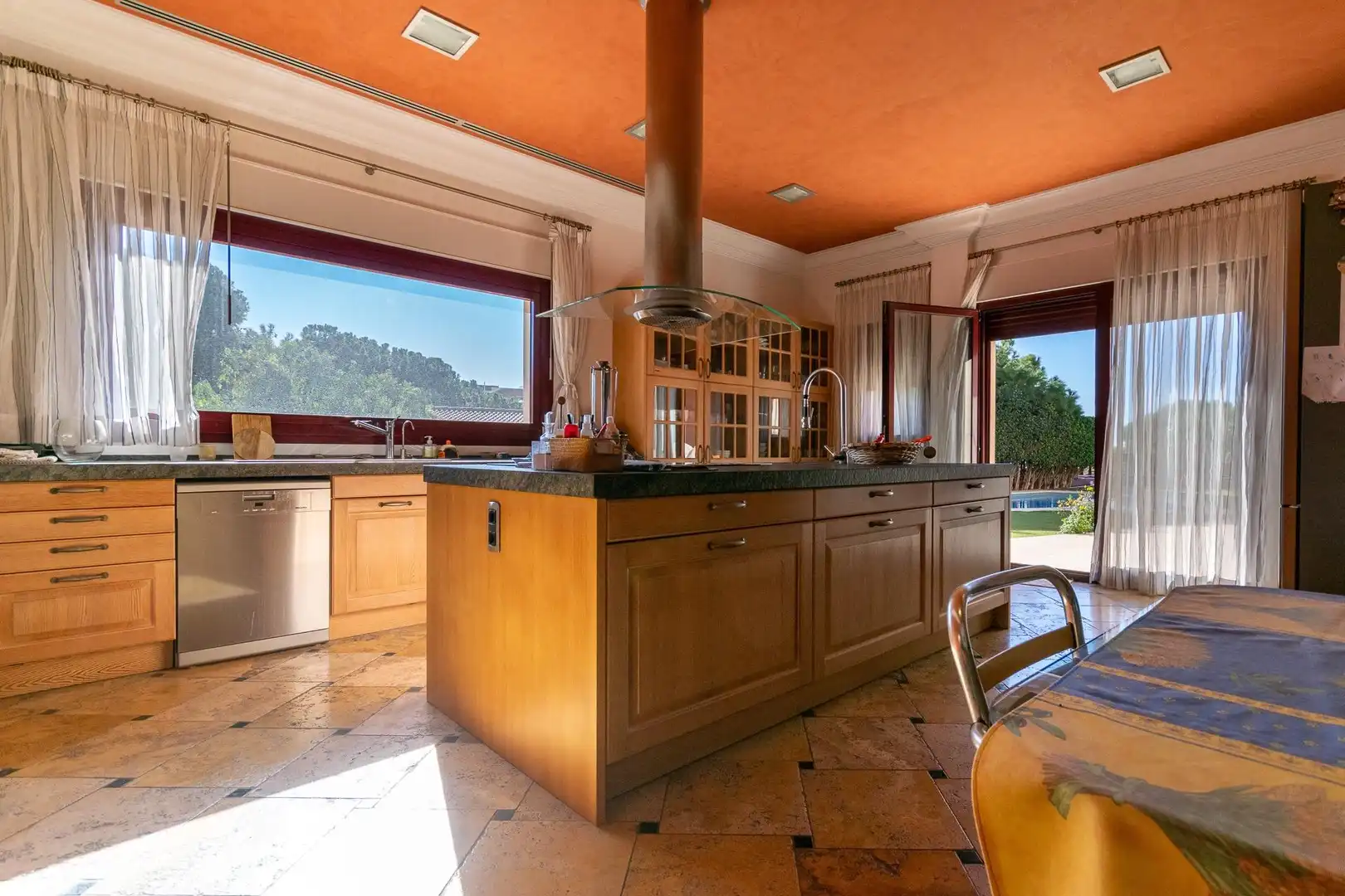 Cocina de Casa o chalet en venta en Alicante / Alacant con Aire acondicionado, Calefacción y Jardín privado