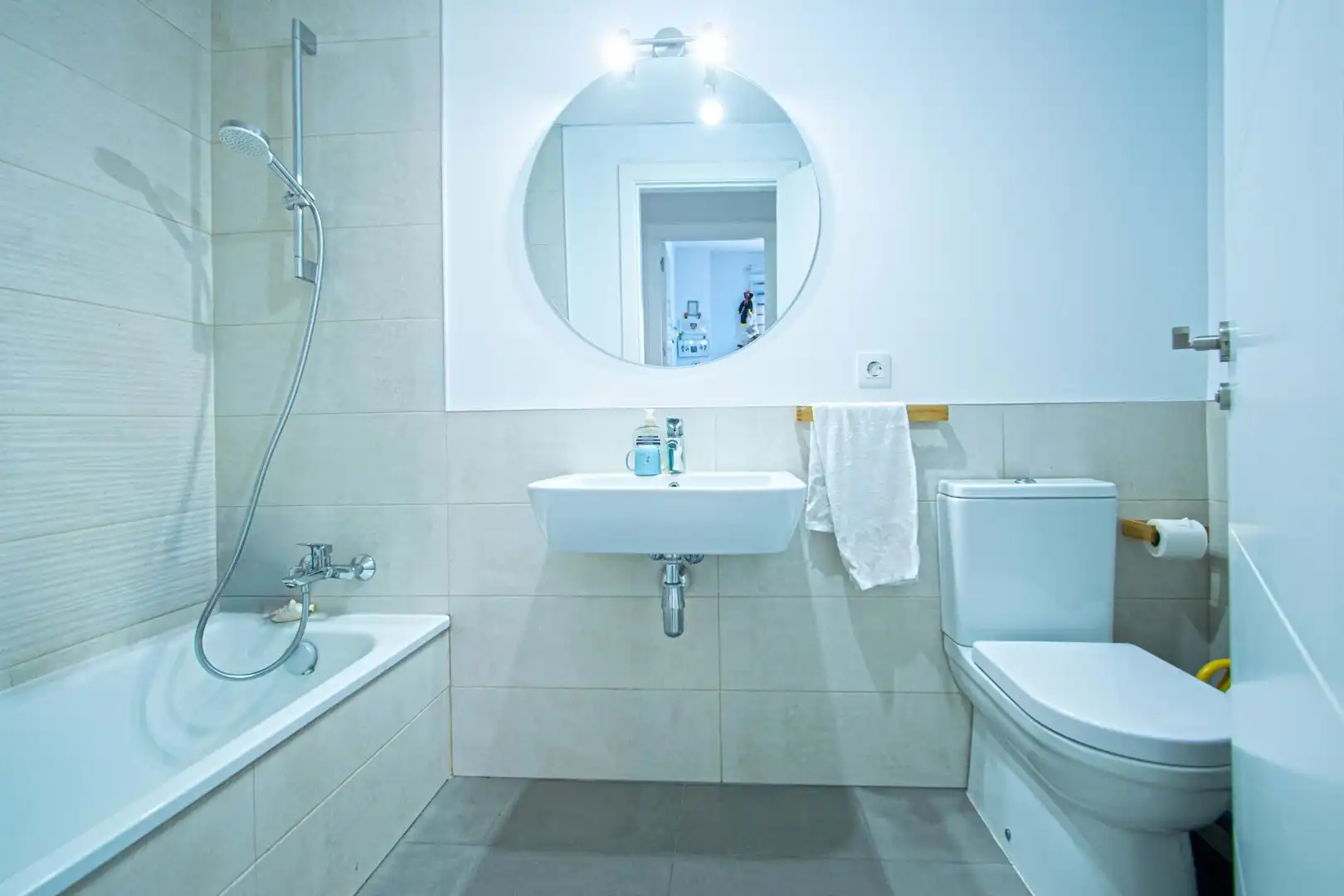 Bathroom of Flat for sale in Sevilla  with Air Conditioner, Heating and Private garden