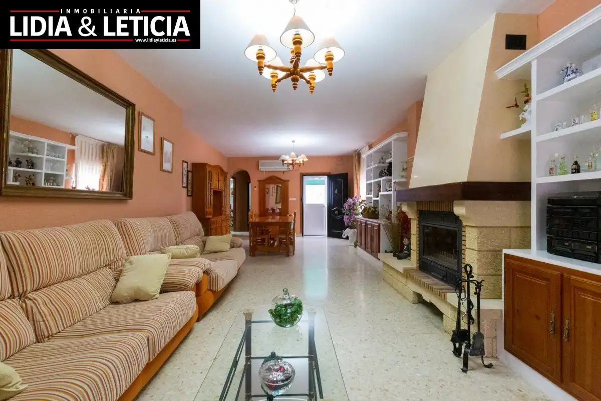Sala de estar de Casa o chalet en venta en Alcalá de Guadaira con Aire acondicionado, Calefacción y Jardín privado