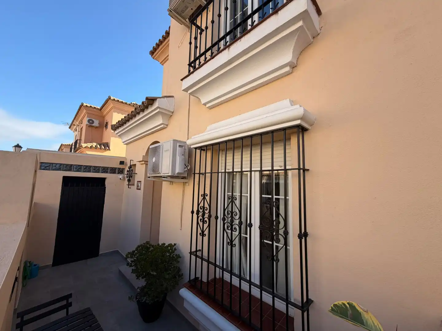 Vista exterior de Casa adosada en venda en La Línea de la Concepción amb Moblat