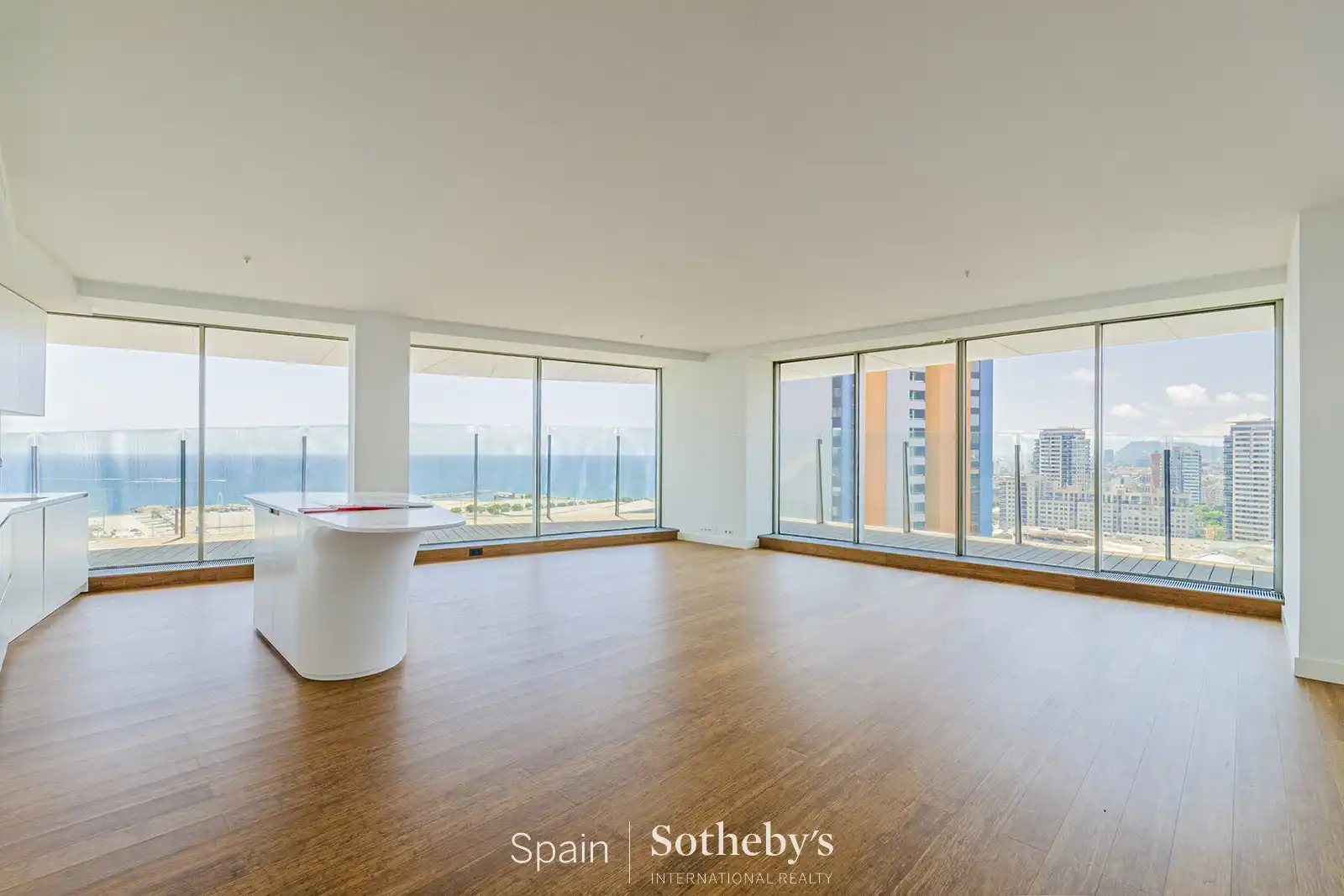 Sala d'estar de Apartament en venda en Barcelona amb Calefacció, Terrassa i Traster