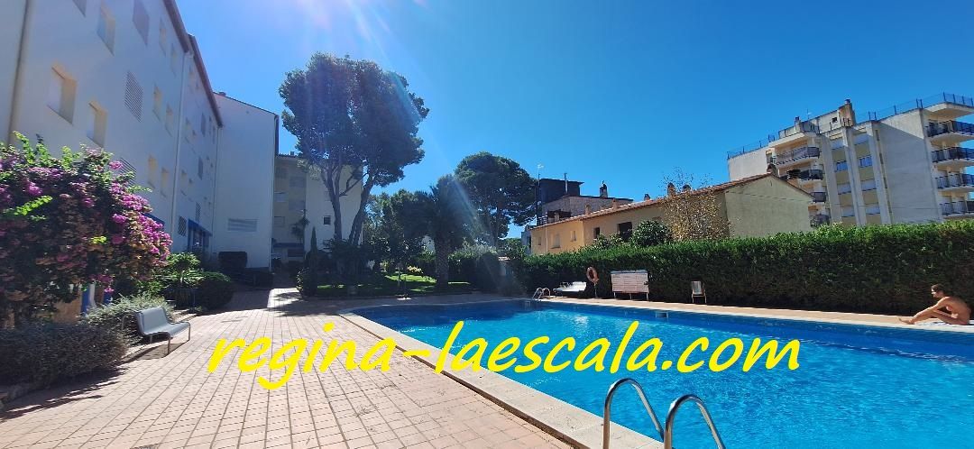 Piscina de Planta baixa en venda en L'Escala amb Moblat i Piscina comunitària