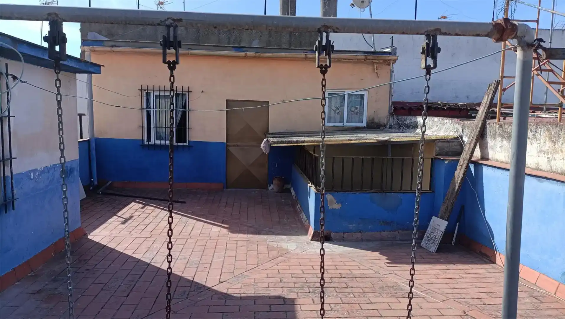 Vista exterior de Casa adosada en venda en  Sevilla Capital amb Aire condicionat i Balcó