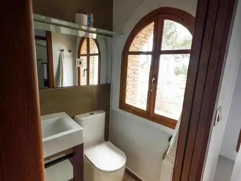 Bany de Finca rústica de lloguer en Manises amb Aire condicionat, Jardí privat i Traster