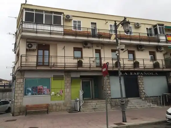 Vista exterior de Local en venda en El Molar (Madrid)