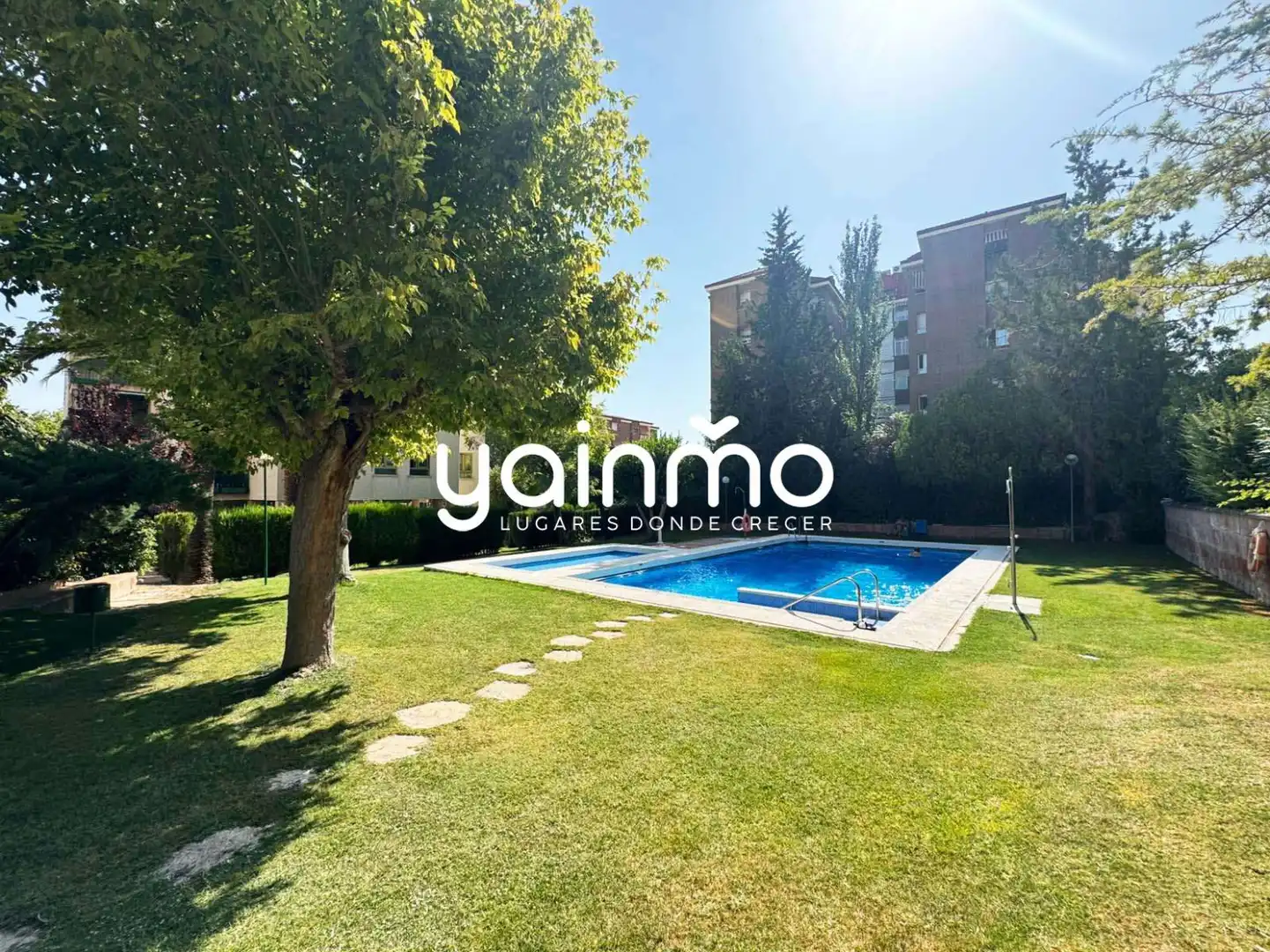 Vista exterior de Pis en venda en Jaén amb Jardí privat, Terrassa i Piscina