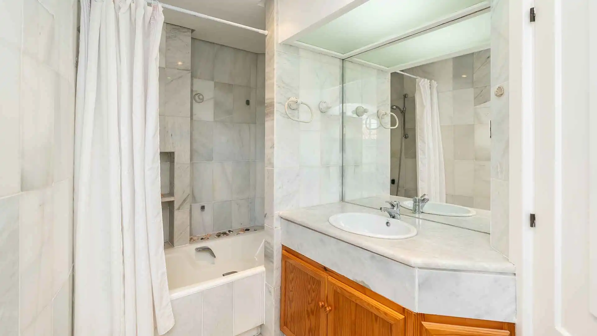 Bany de Casa adosada en venda en Marbella amb Aire condicionat, Jardí privat i Terrassa