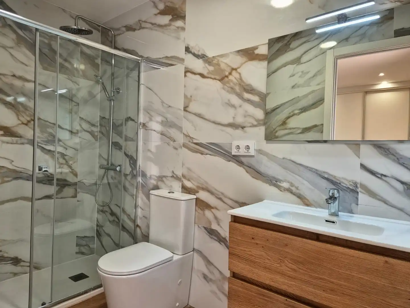 Baño de Piso en venta en La Pobla de Vallbona con Aire acondicionado y Terraza