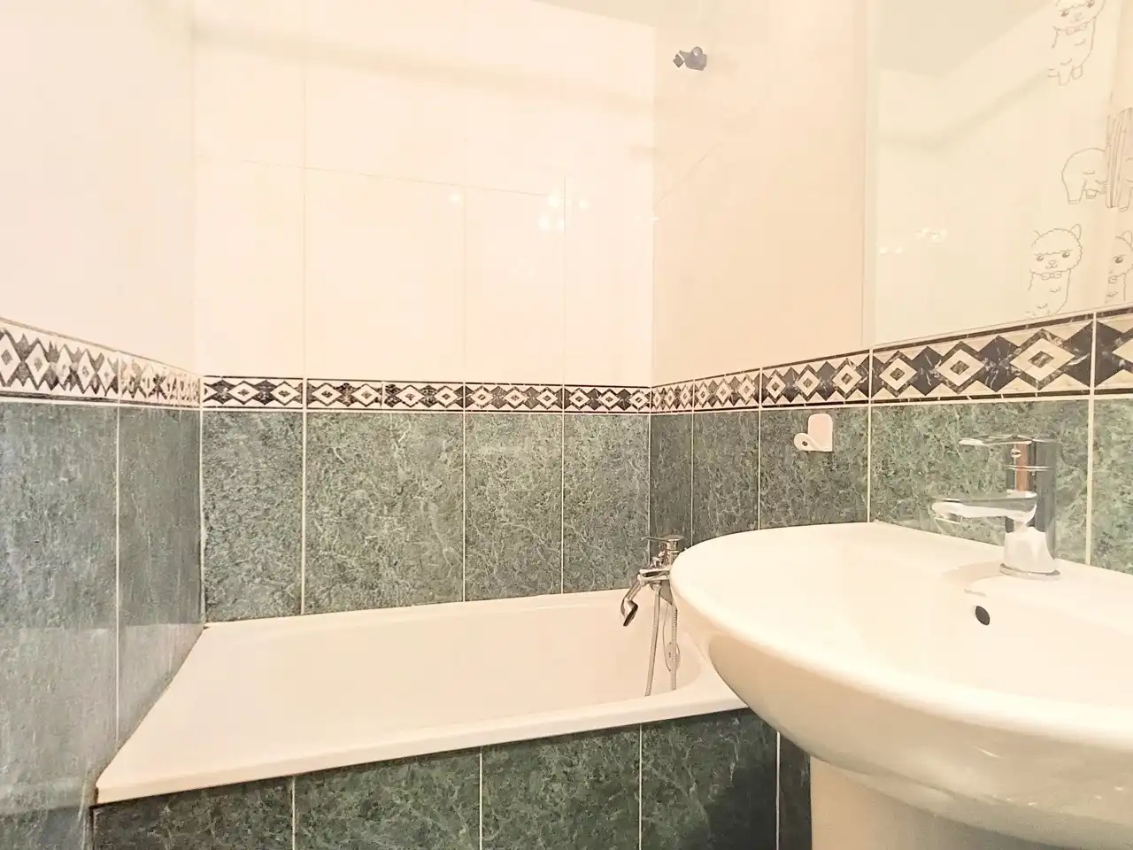 Bathroom of Flat for rent in Madrid  with Heating, Parquet flooring and Storage room