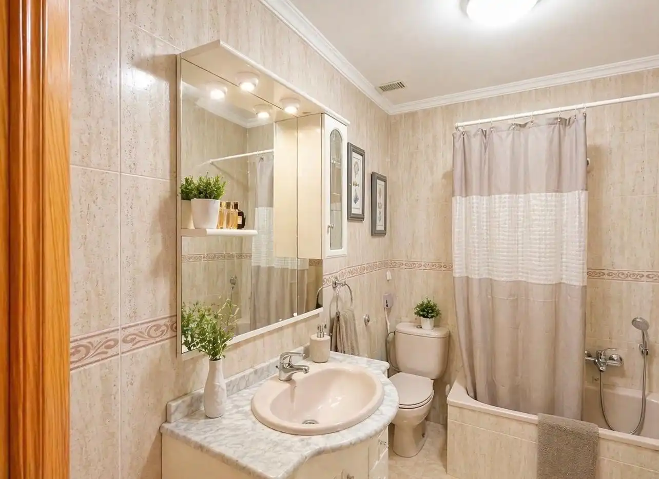 Bathroom of Flat for sale in Estepona  with Air Conditioner and Furnished