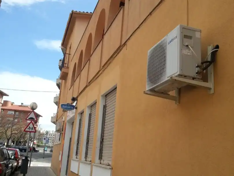 Exterior view of Commercial properties for rent in Barberà del Vallès