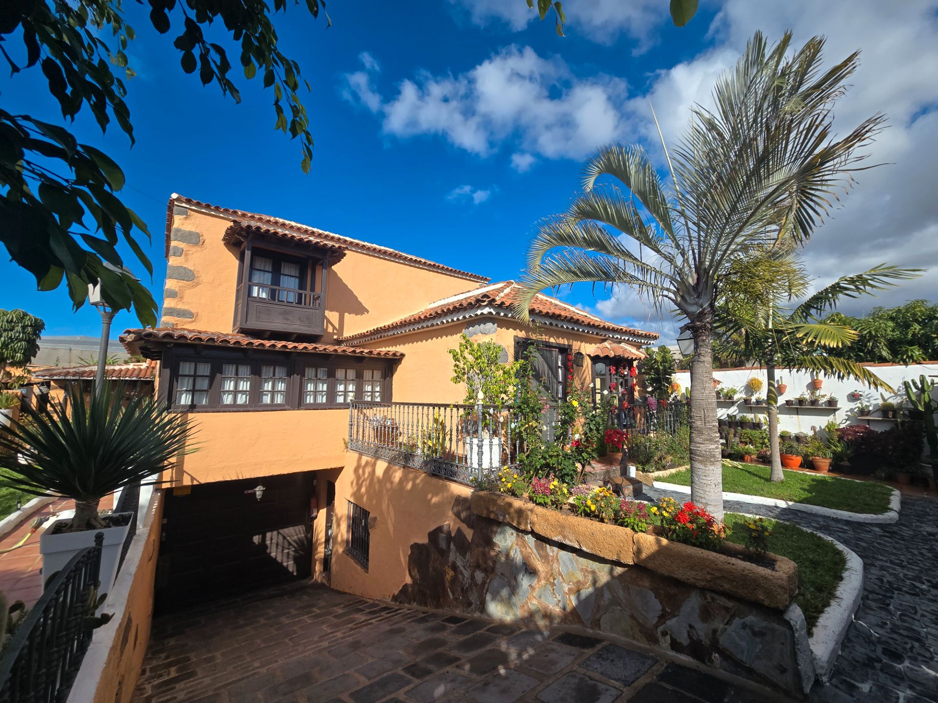 Vista exterior de Casa o xalet en venda en Arona amb Aire condicionat, Jardí privat i Parquet