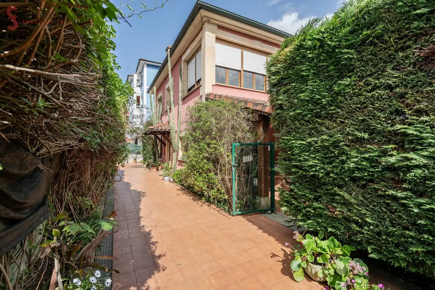 Vista exterior de Casa o chalet en venta en Torrelavega  con Calefacción, Jardín privado y Parquet