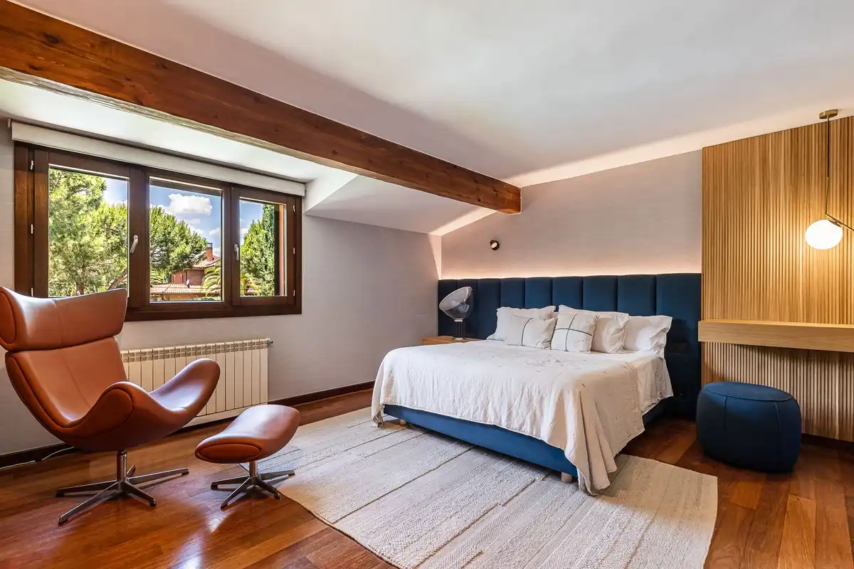 Schlafzimmer von Einfamilien-Reihenhaus zum Verkauf in Boadilla del Monte mit Klimaanlage, Heizung und Privatgarten