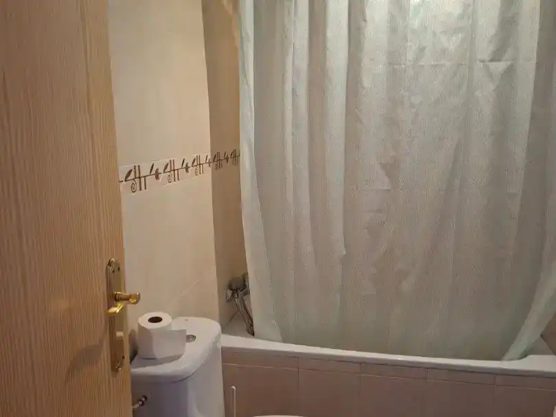 Baño de Piso para compartir en Murcia con Aire acondicionado y Amueblado