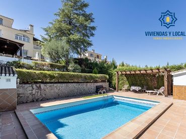 House with pool for sale in Altos de la Zubia