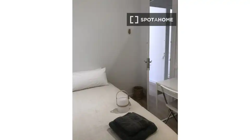 Bedroom of Flat for share in L'Hospitalet de Llobregat  with Air Conditioner, Heating and Terrace