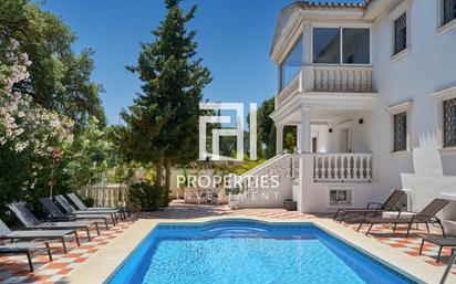 Vista exterior de Casa o xalet en venda en Marbella amb Aire condicionat, Terrassa i Piscina