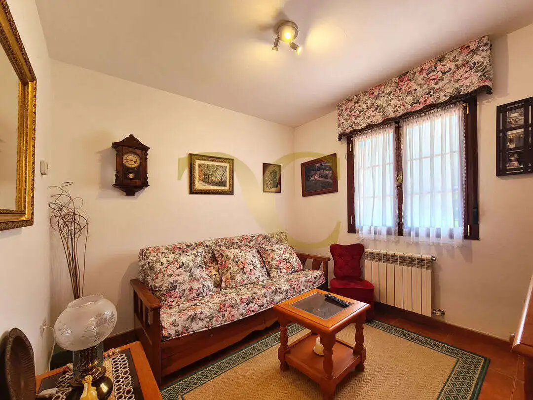 Sala d'estar de Casa o xalet en venda en Ribadesella amb Calefacció, Jardí privat i Terrassa
