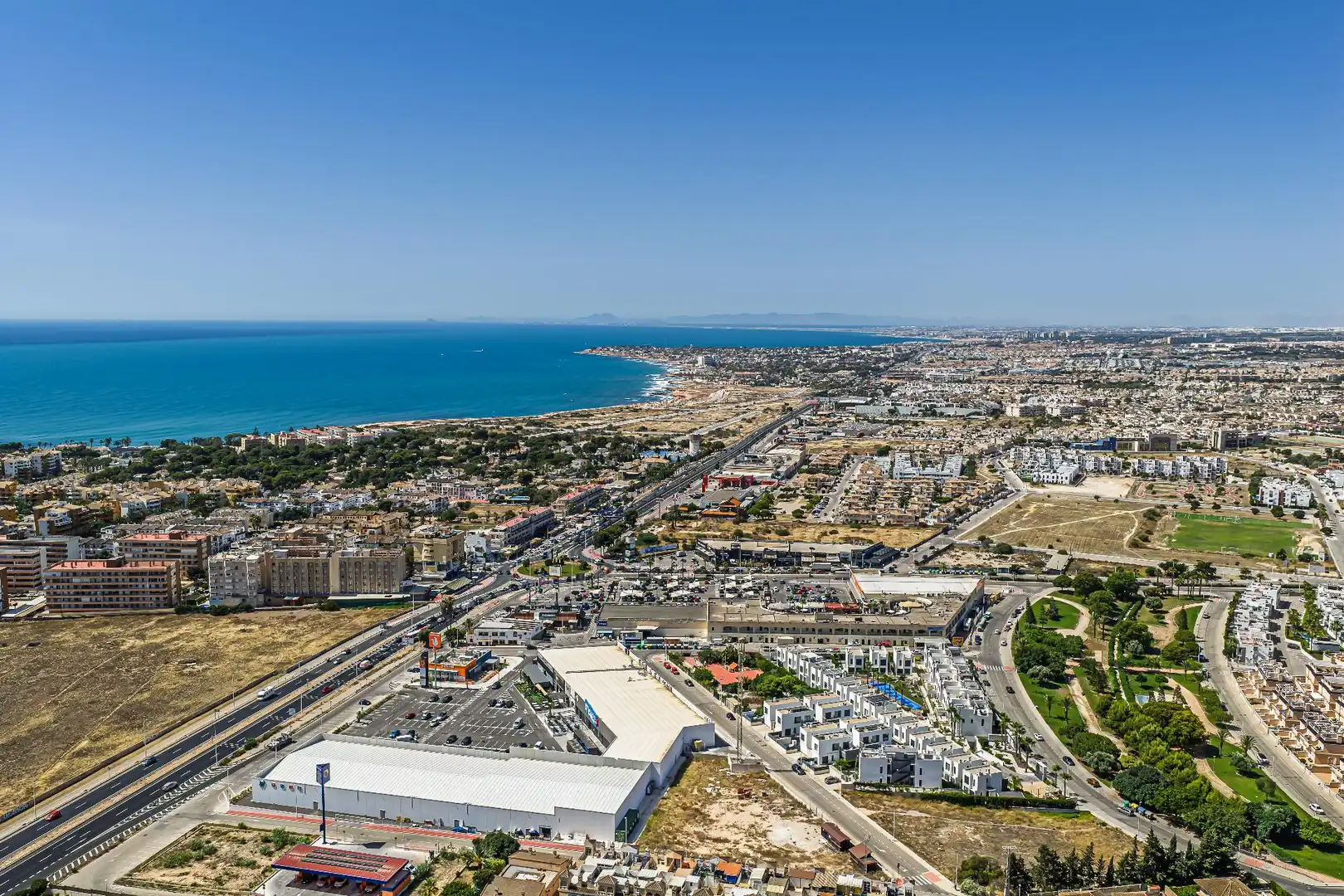 Vista exterior de Casa adosada en venda en Torrevieja amb Piscina comunitària