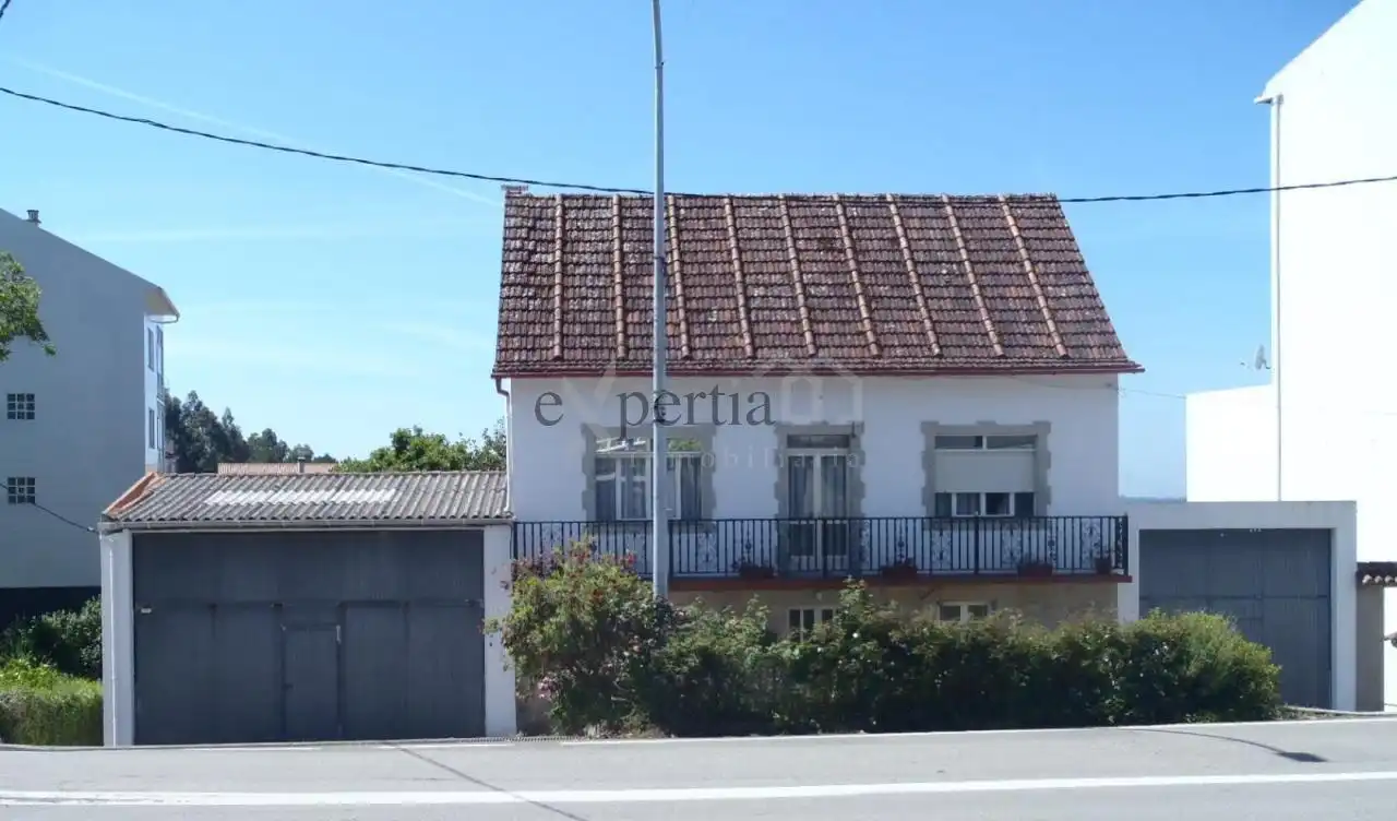 Vista exterior de Casa o xalet en venda en Rianxo amb Calefacció, Jardí privat i Traster