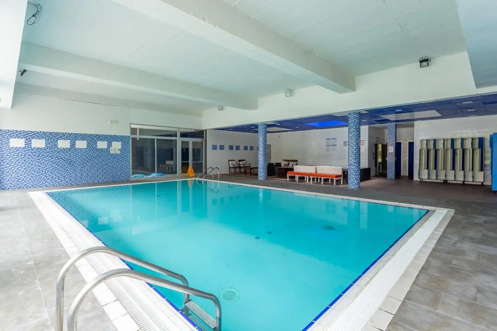 Schwimmbecken von Wohnung zum Verkauf in Salou mit Klimaanlage, Privatgarten und Terrasse
