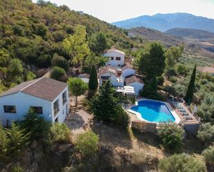 Vista exterior de Finca rústica en venda en Periana amb Jardí privat, Piscina i Moblat