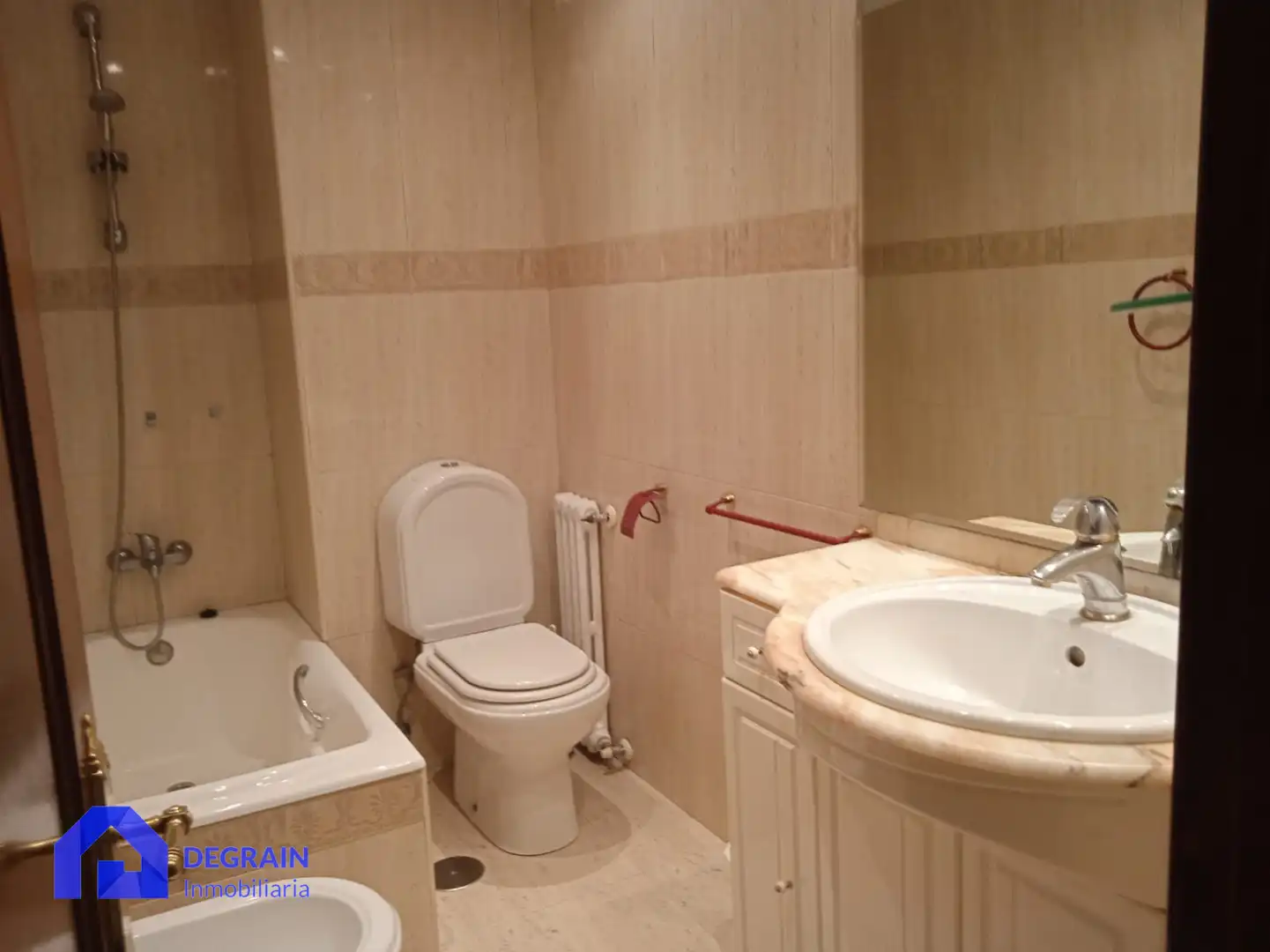Baño de Piso de alquiler en Oviedo  con Calefacción, Terraza y Amueblado