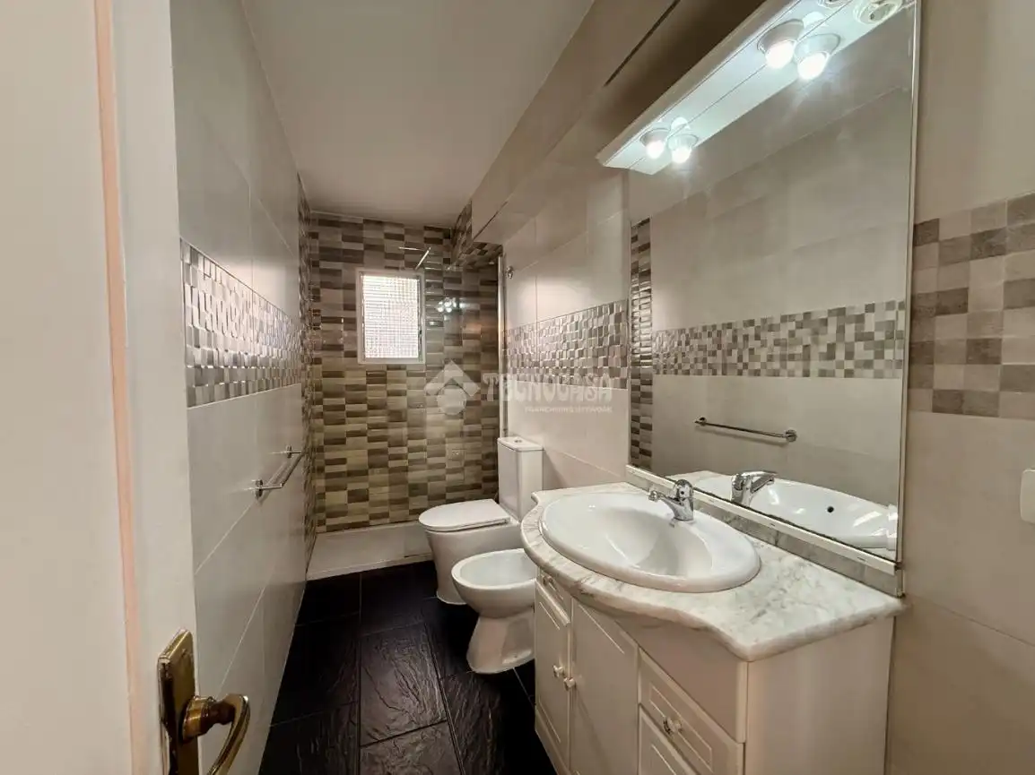 Bathroom of Flat for sale in Moratalaz