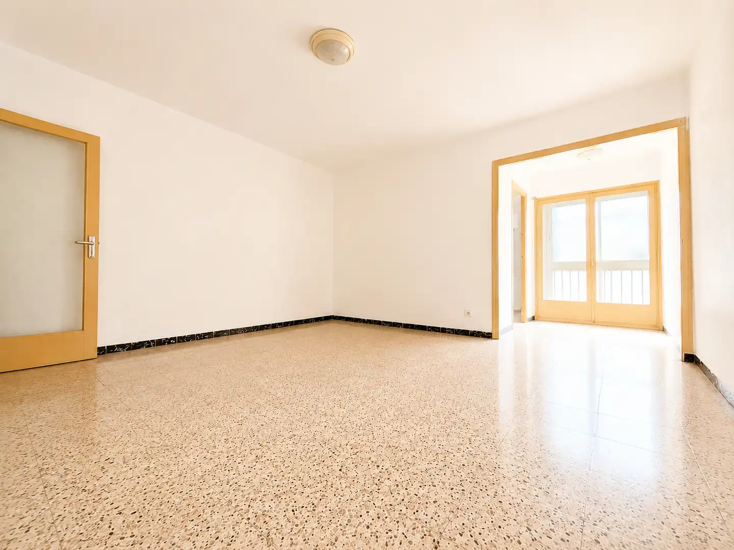 Wohnzimmer von Wohnung zum Verkauf in Santa Coloma de Gramenet mit Klimaanlage, Heizung und Balkon