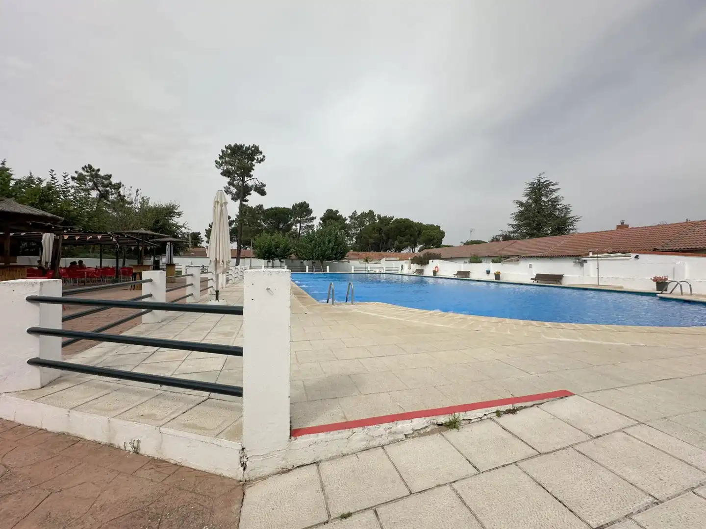 Piscina de Casa adosada en venda en Sanchidrián amb Parquet, Moblat i Piscina comunitària