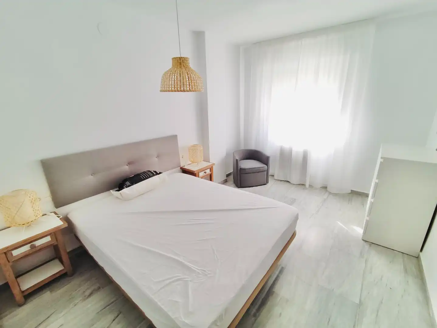 Habitación de Apartamento de alquiler en Granada con Aire acondicionado, Calefacción y Amueblado