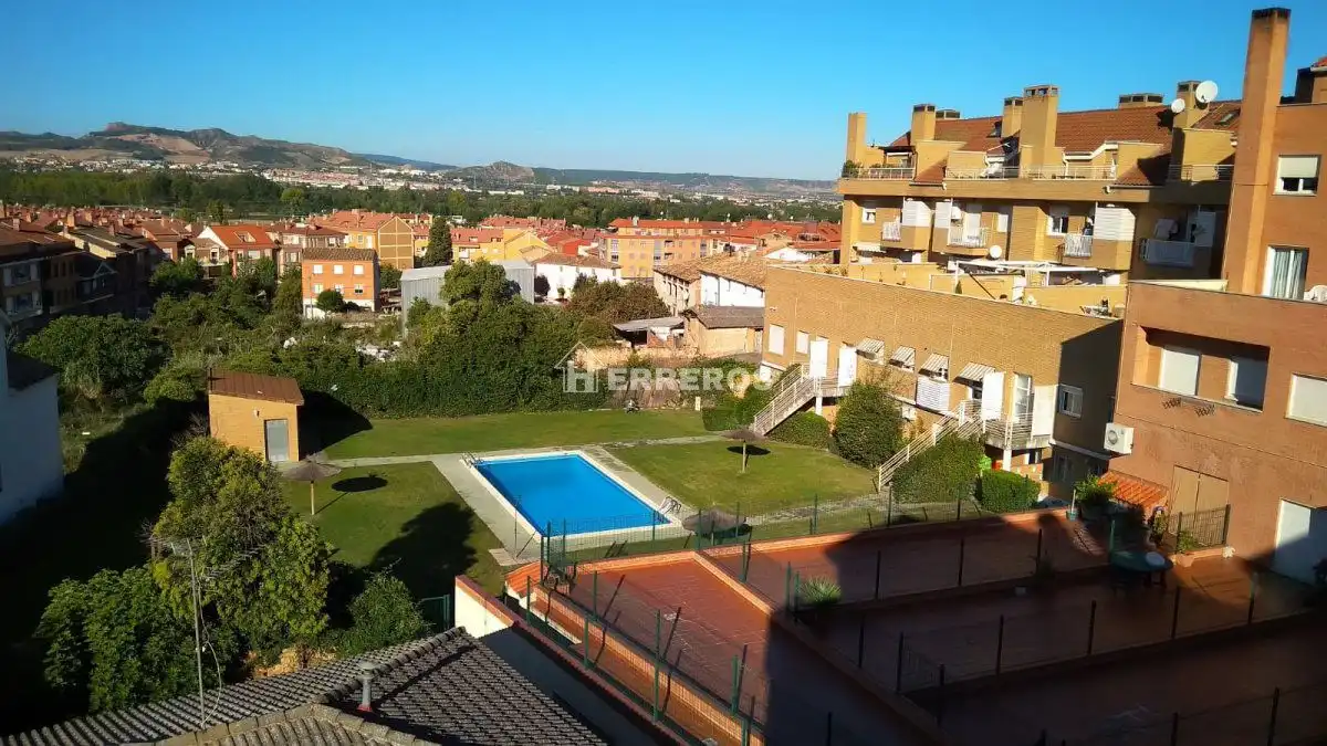 Vista exterior de Dúplex en venta en Villamediana con Calefacción, Parquet y Terraza